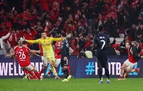 前锋远射破门，球迷现场尖叫